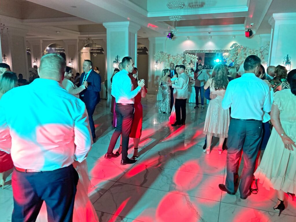 Formația VEXUS la nuntă în Vișeu de Sus - Formatii nunta Cluj - Cover Band Cluj - Formatii nunta Maramures- Formatii Viseu - Formatii nunta Viseu - VEXUS.ro