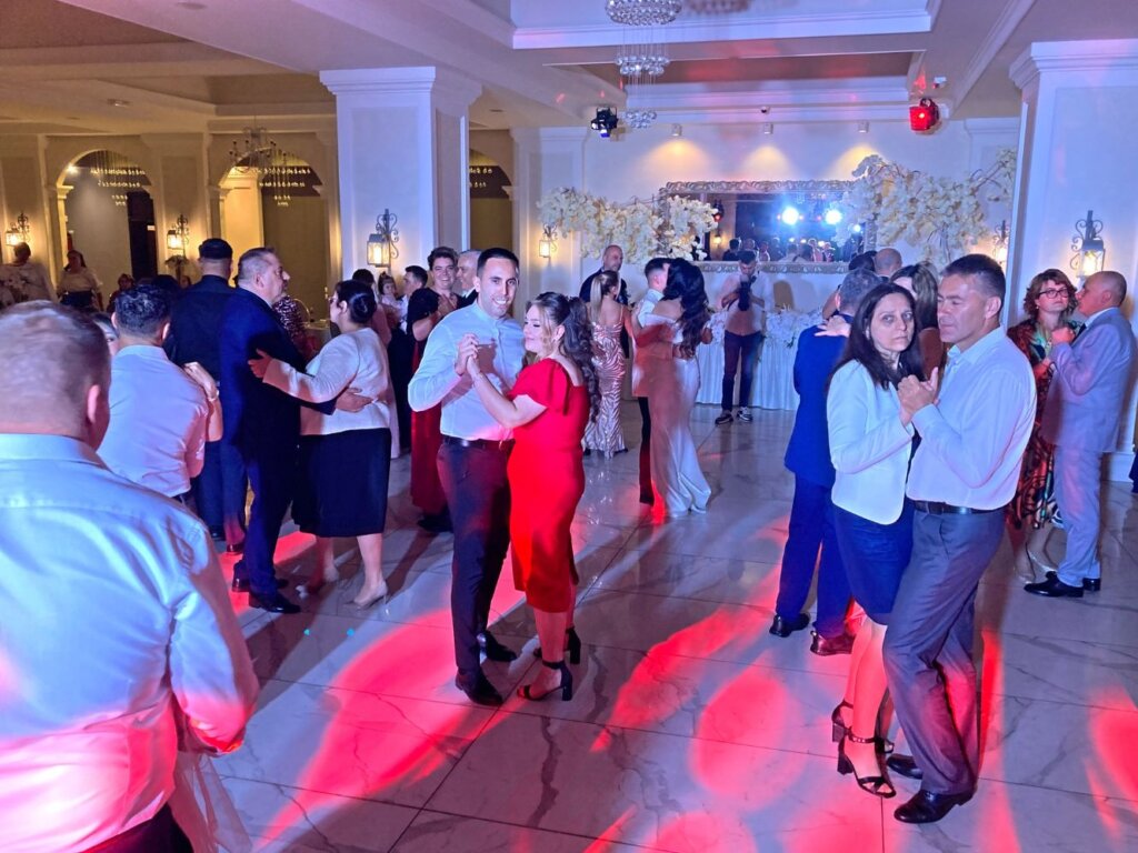 Formația VEXUS la nuntă în Vișeu de Sus - Formatii nunta Cluj - Cover Band Cluj - Formatii nunta Maramures- Formatii Viseu - Formatii nunta Viseu - VEXUS.ro
